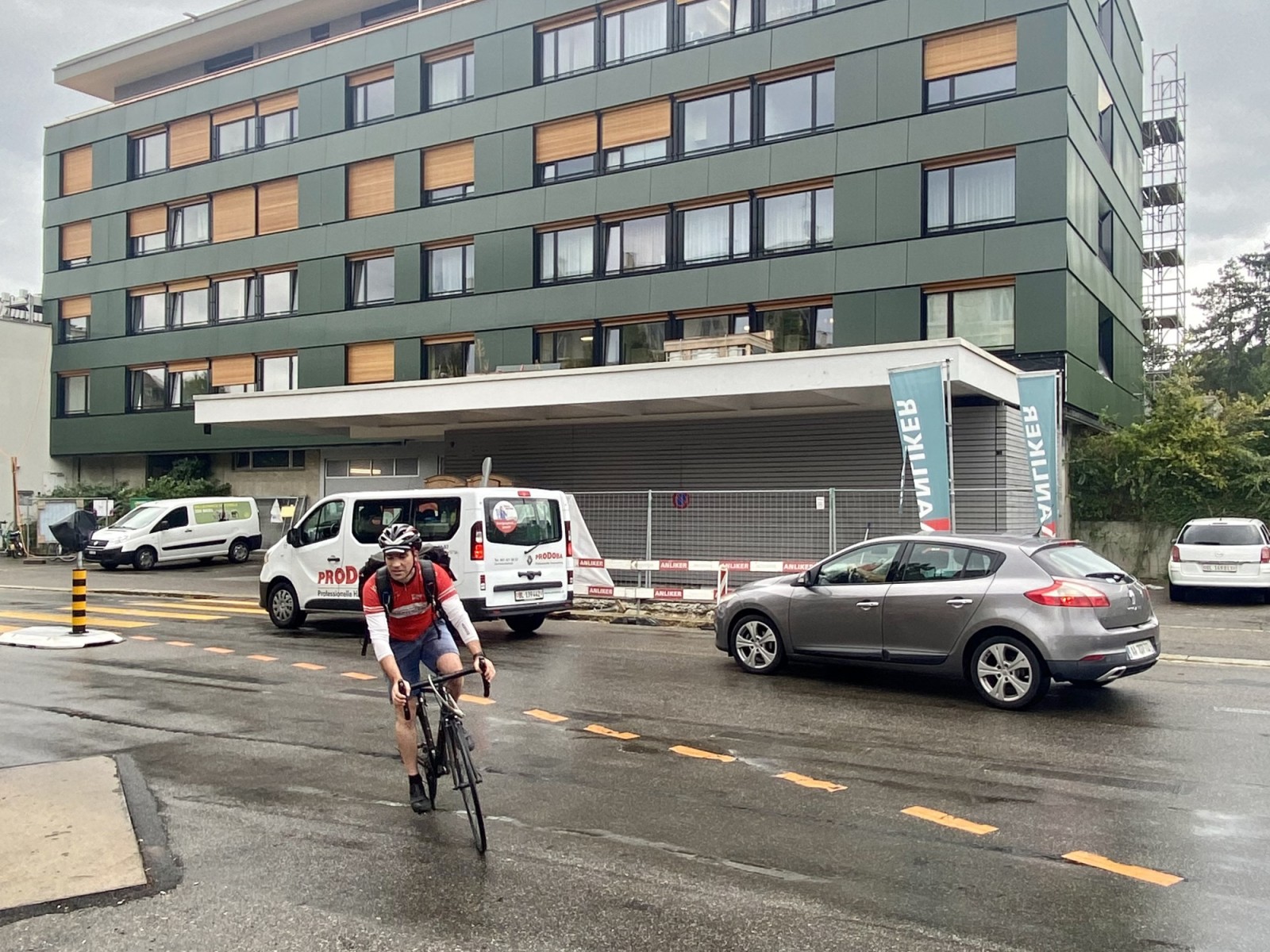 PV Fassade Oberwilerstrasse ist ausgerüstet